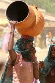 4: Girl carryng huge jar at Amtiman market