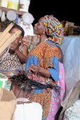 13: Hairdressing at the market in Libreville